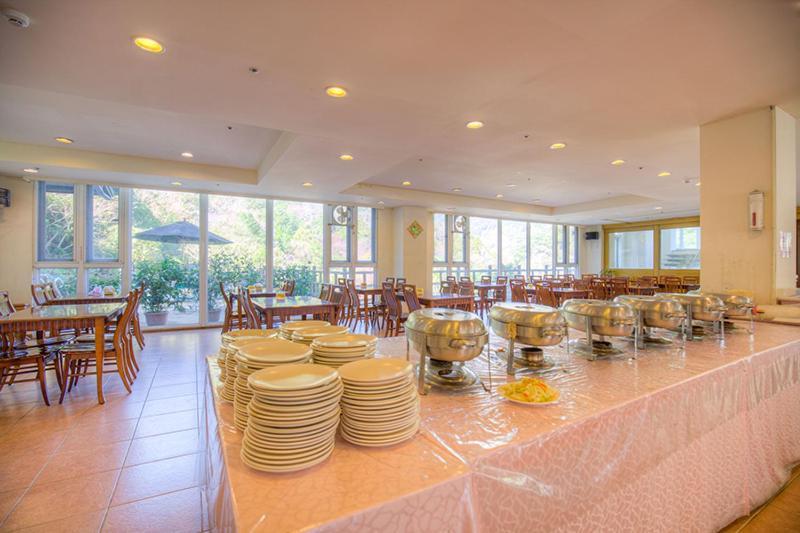Crystal Hotel Renai Luaran gambar