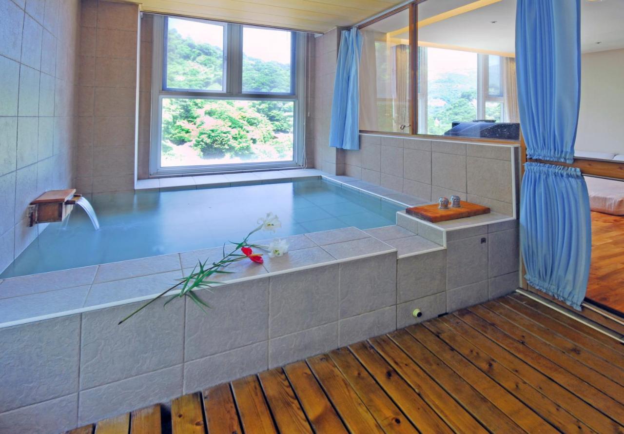 Crystal Hotel Renai Luaran gambar