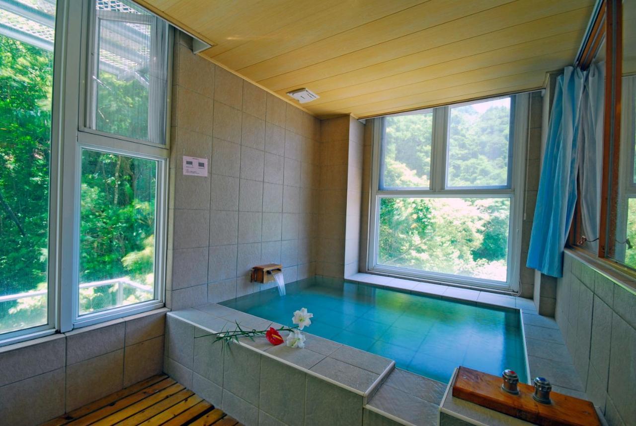 Crystal Hotel Renai Luaran gambar