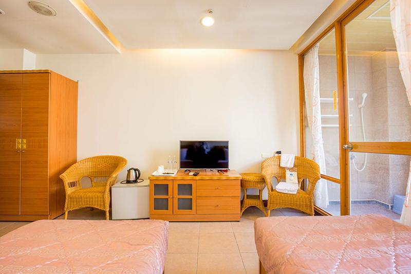 Crystal Hotel Renai Luaran gambar